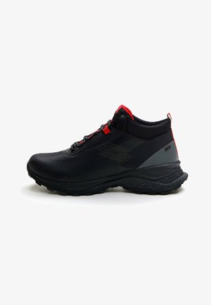 Zapatos de senderismo negros y rojos con un upper texturizado, diseño de media caña, suela de goma y acentos reflectantes. Presentan un sistema de cierre con cordones y un cuello acolchado.