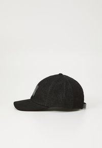 Zwarte baseballpet met een textuurstof, gebogen klep en verstelbare band. Bevat een logo-opdracht aan de voorkant voor branding.