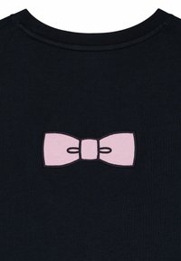 Haut noir avec un motif central en forme de nœud rose et des détails en contours. Le tissu semble être lisse et tricoté. Encolure ronde.