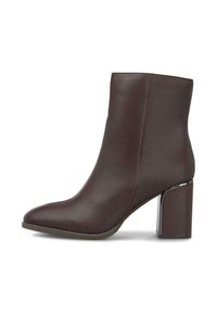 Bottine en cuir marron avec un bout pointu, dotée d'un épais talon bloc métallique et d'un design épuré, texture lisse et coutures minimales.