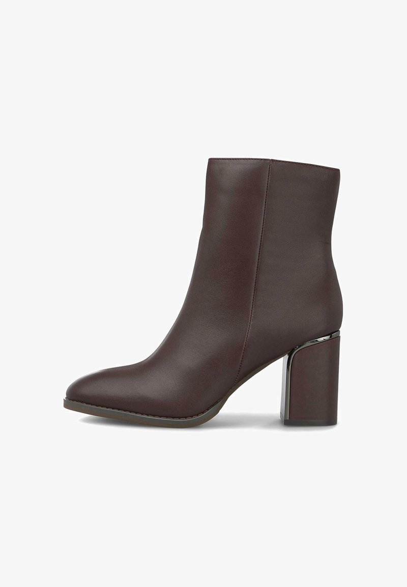 Bottine en cuir marron avec un bout pointu, dotée d'un épais talon bloc métallique et d'un design épuré, texture lisse et coutures minimales.