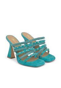 Turquoise hoge hakken sandalen met meerdere doorzichtige banden, versierd met strassstenen, met een vierkante neus en een gestructureerd oppervlak.