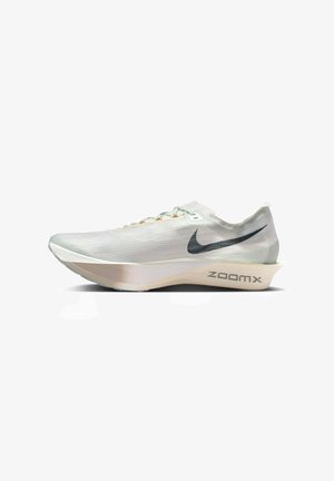 Chaussure de course Nike gris clair avec logo swoosh noir, semelle épaisse blanche amortissante étiquetée "zoomx," et fermeture à lacets.