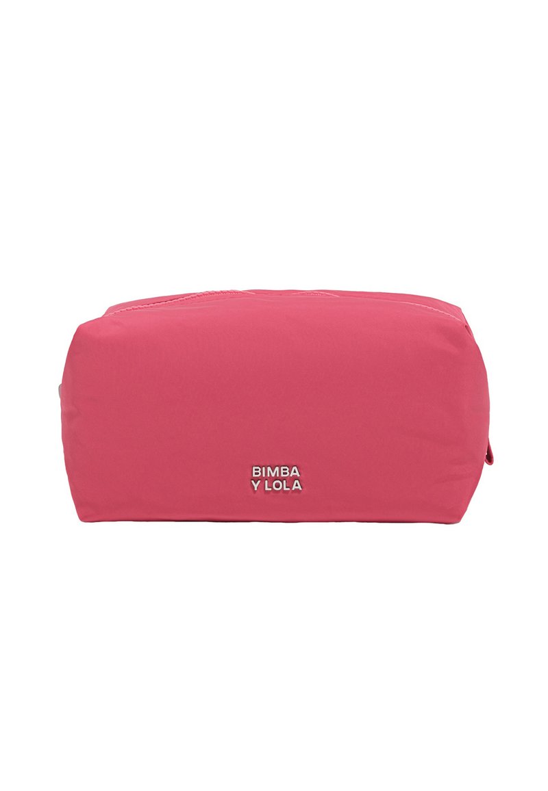 Neceser rectangular rosa con cremallera, textura de tela suave y logo plateado "BIMBA Y LOLA" centrado en la parte frontal.
