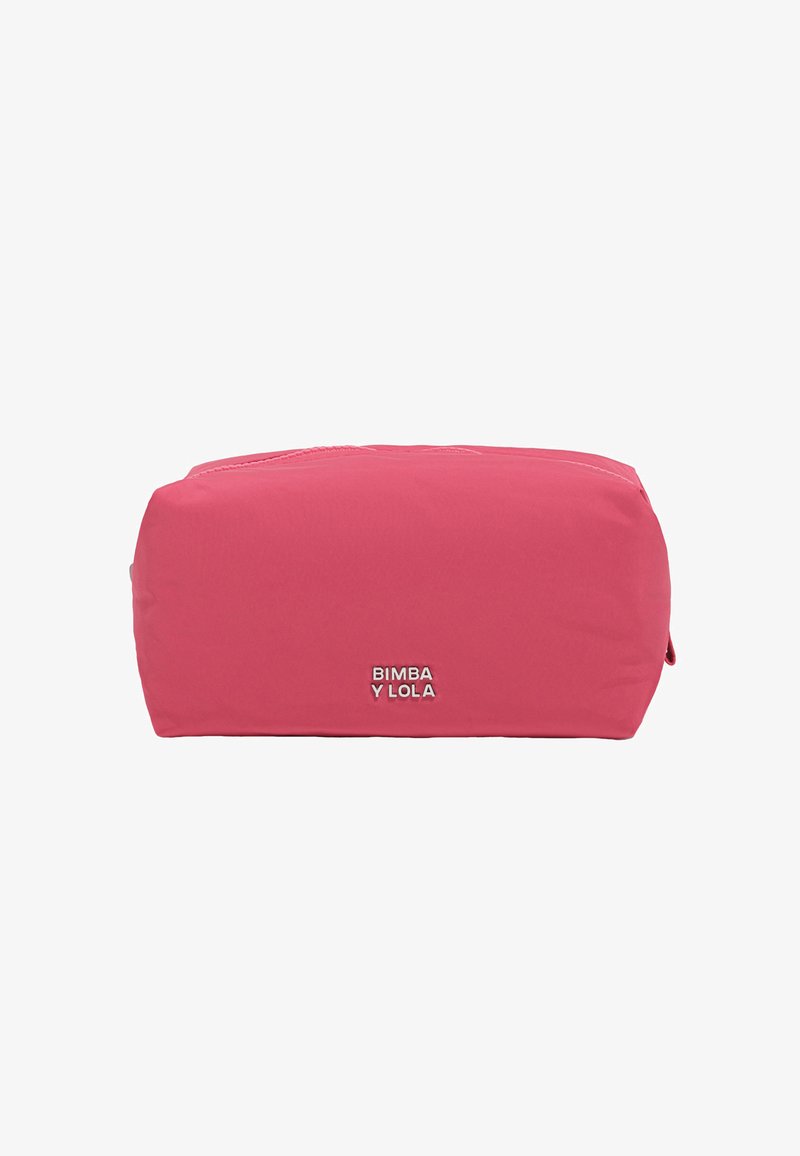 Neceser rectangular rosa con cremallera, textura de tela suave y logo plateado "BIMBA Y LOLA" centrado en la parte frontal.