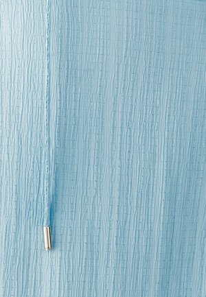 Lichtblauw gestructureerd stof met verticale strepen en een bijpassende trekkoord met een zilveren metalen tut.