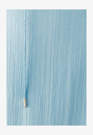 Lichtblauw gestructureerd stof met verticale strepen en een bijpassende trekkoord met een zilveren metalen tut.