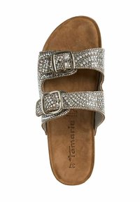 Sandalo con zeppa in suede marrone e cinturini argentati decorati con strass. Presenta due fibbie metalliche regolabili per una vestibilità ottimale.