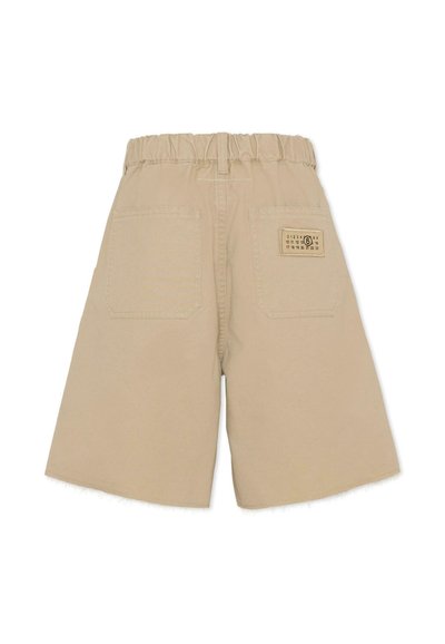 Szorty khaki z elastycznym pasem, dwoma tylnymi kieszeniami i metką. Tkanina jest gładka, a dolne krawędzie nóg mają postrzępione wykończenie.