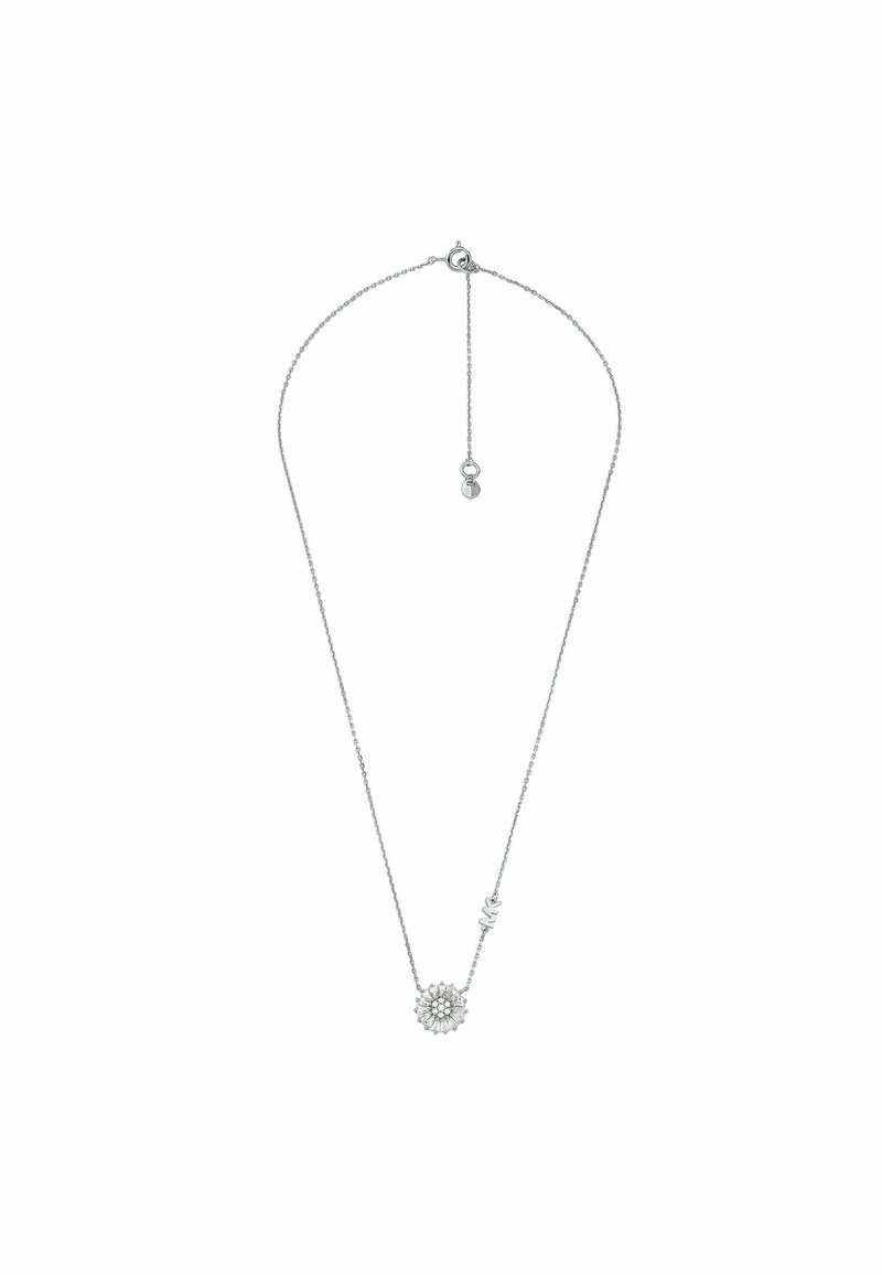 Collana d'argento con un ciondolo rotondo a forma di fiore, caratterizzato da dettagli intricati, attaccata a una delicata catena con un gancio per la chiusura.