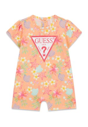 Baby-Strampler in Pfirsichfarbe mit tropischen Blumen- und Muschelmustern, vorne mit einem großen roten GUESS-Logo-Dreieck.