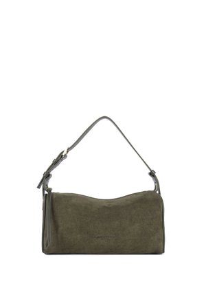 Sac à main en daim vert olive avec une courte bandoulière en cuir réglable et un petit pompon latéral, présenté sur fond blanc.