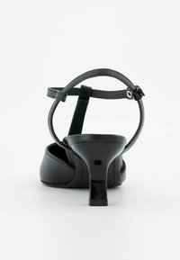 Czarne sandały na obcasie z gładkiej skóry, z paskiem na kostkę i kwadratowym wysokim obcasem; minimalistyczny design bez dodatkowych ozdób.