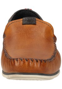 Brauner Leder-Slipper mit gerundetem Zehenbereich, genähten Details entlang der Kante und einer strukturierten Oberfläche; verfügt über ein kleines Logotag auf der Rückseite.