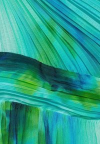  geplooid stof in tinten van teal en groen, met een gradient patroon. Licht, doorschijnende textuur met soepele overgangen tussen kleuren.