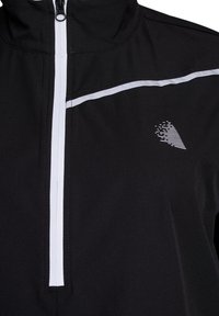 Schwarze Jacke mit hohem Kragen, ausgestattet mit einem weißen Reißverschluss und Streifen, aus einem strukturierten Stoff gefertigt. Zeigt ein geometrisches Logo in Weiß.