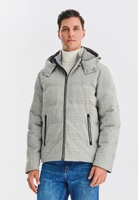 Szara pikowana kurtka z kapturem, posiadająca czarne kieszenie na zamki oraz subtelny wzór w kratę. Tkanina wydaje się teksturowana i ciepła.