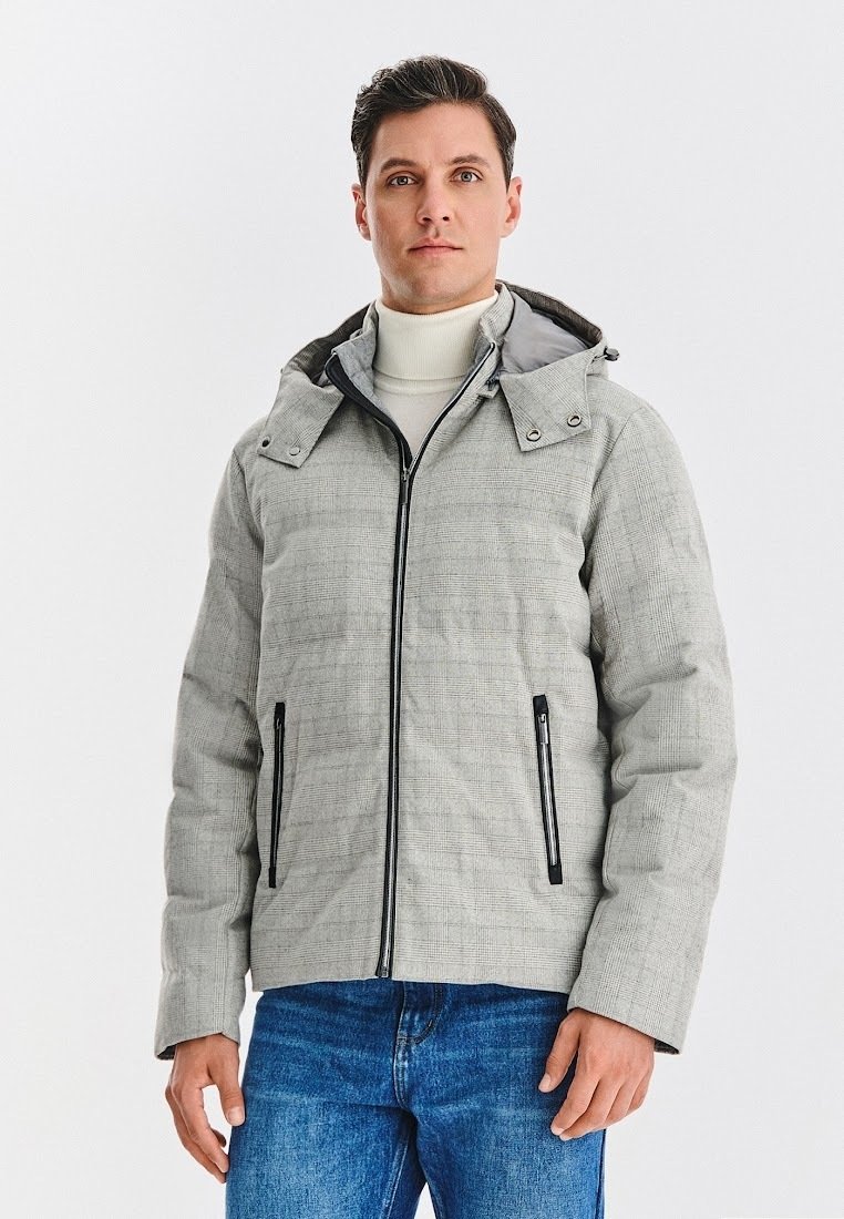 Szara pikowana kurtka z kapturem, posiadająca czarne kieszenie na zamki oraz subtelny wzór w kratę. Tkanina wydaje się teksturowana i ciepła.