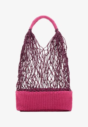Bolsa de compras de red tejida morada con asa gruesa y base sólida en rosa, diseño de malla abierta para llevar productos o artículos ligeros.