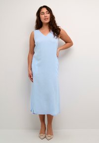 Hellblaues ärmelloses Kleid mit V-Ausschnitt, aufgesetzten Taschen und gerader Silhouette, hergestellt aus einem weichen Stoff.