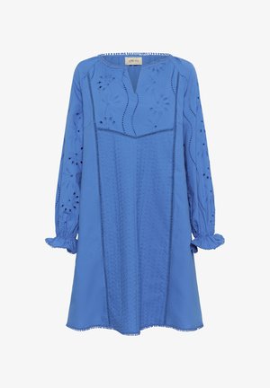 Modré dlhé šaty s vyšívanými kvetinovými vzormi, dierkovanými detailmi, volánikovými manžetami a rozdeleným okrúhlym výstrihom.