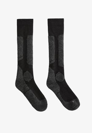 Crne čarape s raznim nijansama sive, s ojačanim dijelovima na peti i prstima, te glatkom teksturom. Dugačka dužina.