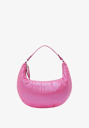 Roze satijnen schoudertas met een gebogen vorm, ritssluiting en een dunne schouderband. Kenmerkt zich door een zachte, gewatteerde textuur zonder zichtbare patronen.