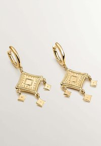 Pendientes de oro con un diseño cuadrado, con detalles texturizados y cuatro acentos colgantes en forma de estrella. Sujeción en forma de aro circular.