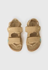 Sandale maro din piele întoarsă cu două curele reglabile, decupaje și un accent turcoaz. Talpă texturată și talpă exterioară maro din cauciuc.