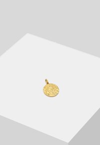 Pendentif rond en or avec une surface texturée et un petit anneau pour l'attache. Présenté sur un fond blanc pour le contraste.