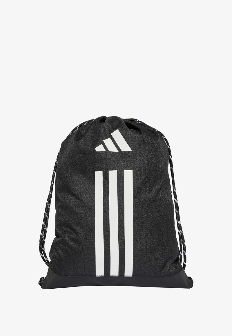 Mochila de cordón negra hecha de tela texturizada con un logo de tres rayas en blanco y correas de cuerda en contraste. Cuenta con un fondo reforzado.