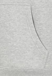 Lichtgrijze hoodie met een buidelzak, zachte textuur en ribgebreide manchetten. De stof heeft een subtiele gemêleerde patroon.