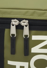 The North Face BASE CAMP FUSE BOX - Ruksak - forest olive/black