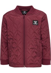 Burgundy vadderad jacka med ribbade kragar och ärmslut, med dragkedja framtill och sidofickor. Logopatch på övre vänstra bröstet.