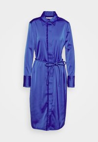 Satinová modrá košilová šaty s dlouhými rukávy, límečkem, zapínáním na knoflíky vpředu a uvázaným pasem. Texturované manžety zvýrazňují design.