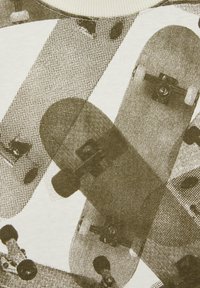 Tela blanca con un diseño abstracto de patinetas en tonos marrones, mostrando los detalles de sus ruedas y ejes.