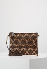 Brązowa kopertówka z geometrycznym wzorem, wyposażona w odpinany pasek na ramię i gładką fakturę. Złote akcenty metalowe w zestawie.