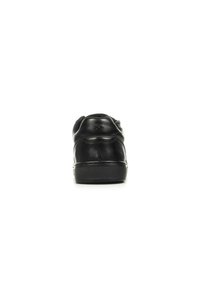 Sneaker in pelle nera con forma arrotondata. Texture liscia, suola in gomma e minimal branding sul tallone. La vista posteriore mostra un design semplice.