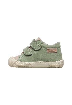 Scarpa per bambino in camoscio verde con due cinturini in velcro e suola beige, con la scritta "Barefoot Maturino" su un lato.