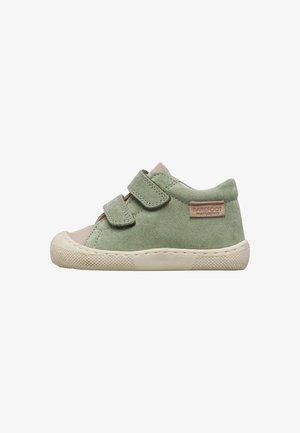 Chaussure bébé en daim vert avec deux sangles velcro et semelle beige, étiquetée "Barefoot Maturino" sur le côté.