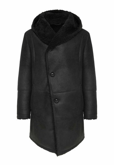 Cappotto in shearling nero con un ampio cappuccio strutturato, dotato di due bottoni e orlo curvo. Fodera interna morbida aggiunge calore e comfort.