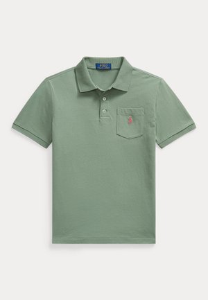 Grøn polo t-shirt med korte ærmer, krave, to-knaps åben front, brystlomme og lille rødt logo på lommen fra Ralph Lauren.