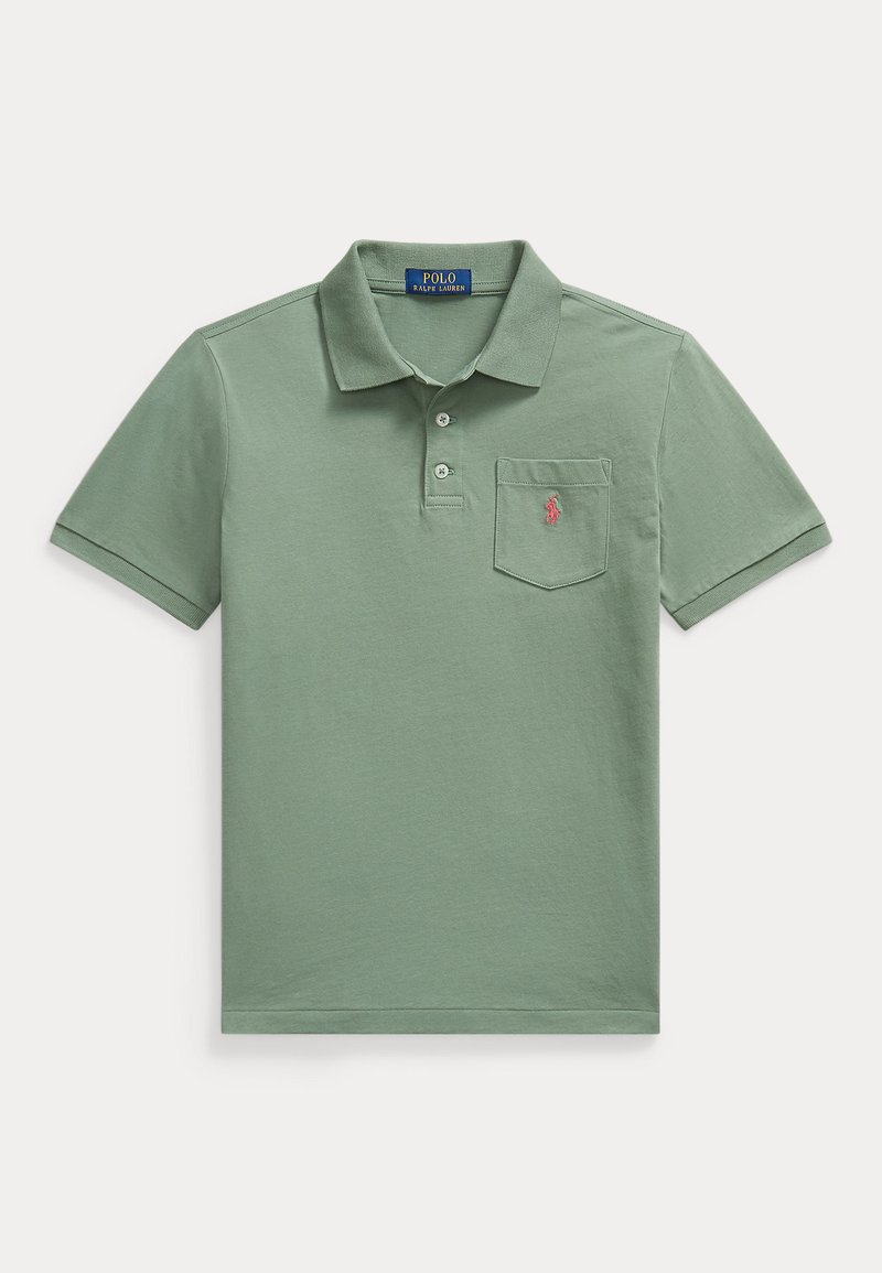 Polo vert à manches courtes avec col, patte à deux boutons, poche poitrine et petit logo rouge sur la poche de Ralph Lauren.