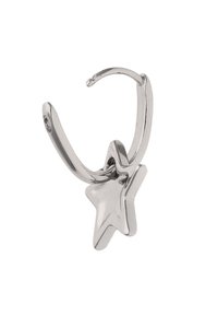 Stř�íbrná kruhová náušnice s visícím přívěskem ve tvaru hvězdy. Design zahrnuje hladký, lesklý povrch a bezpečné zapínání.