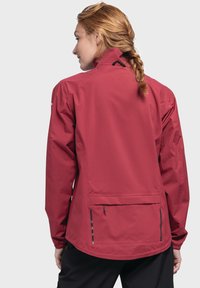 Rote, leichte, mit Reißverschluss versehenen Jacke mit hohem Kragen, elastischen Ärmelbündchen und einer Rückentasche. Aus glattem, wasserabweisendem Material gefertigt.