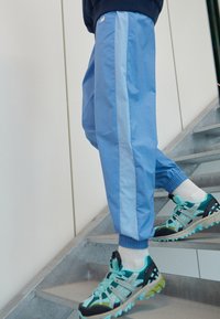 New Balance ATHLETICS REMASTERED PANT - Träningsbyxor - blue