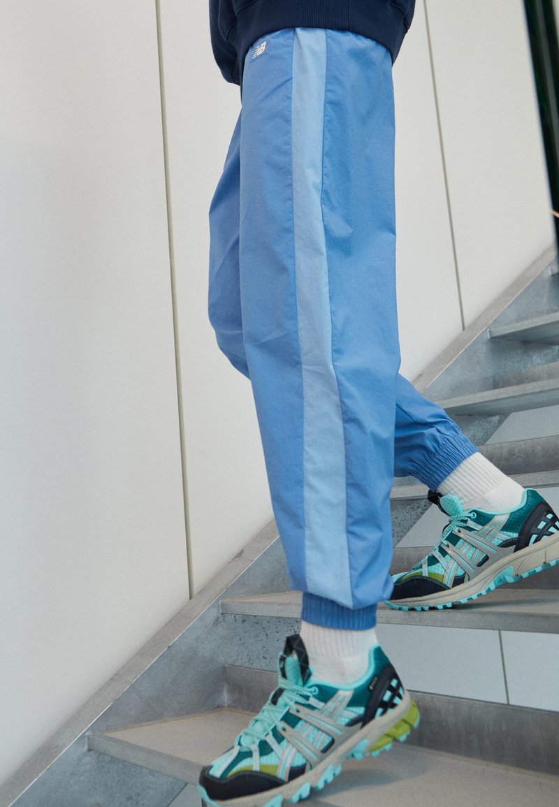 New Balance ATHLETICS REMASTERED PANT - Träningsbyxor - blue