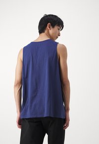 Levi's® RELAXED GRAPHIC TANK - Top - dark blue