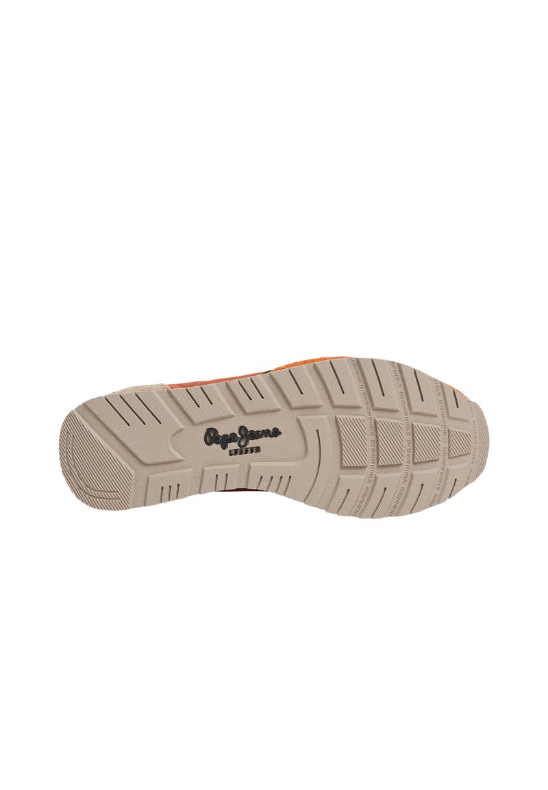 Suela de un zapato con un material de goma texturizado en color beige. Presenta un dibujo en la banda de rodadura y el logo "Pepe Jeans" en negro.