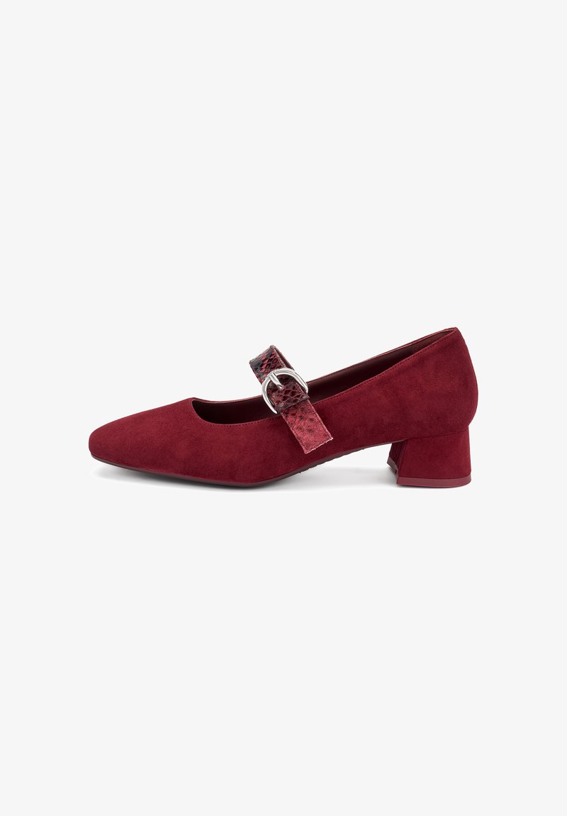 Chaussure Mary Jane en suède rouge avec un bout carré, une sangle décorative avec une boucle métallique et un petit talon.